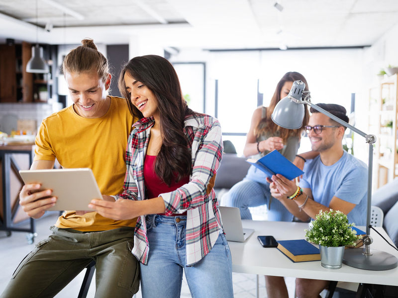 Mlađi dobro raspoloženi kolege u uredu